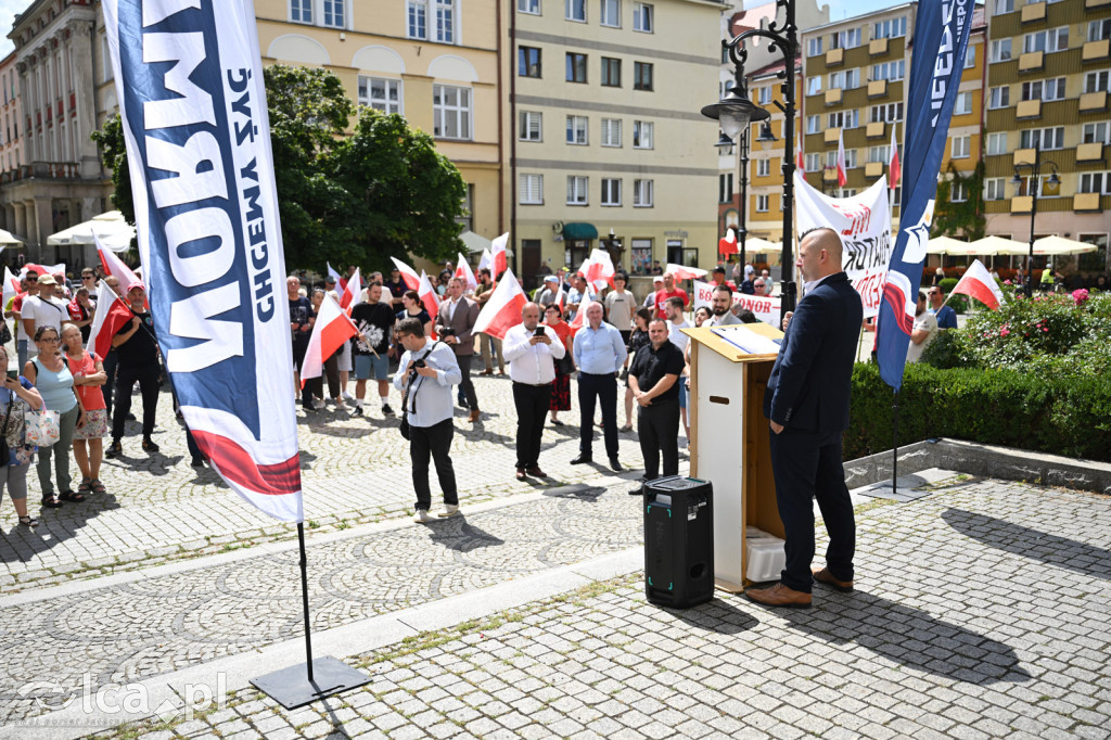 Protest „Stop imigracji” w centrum Legnicy.