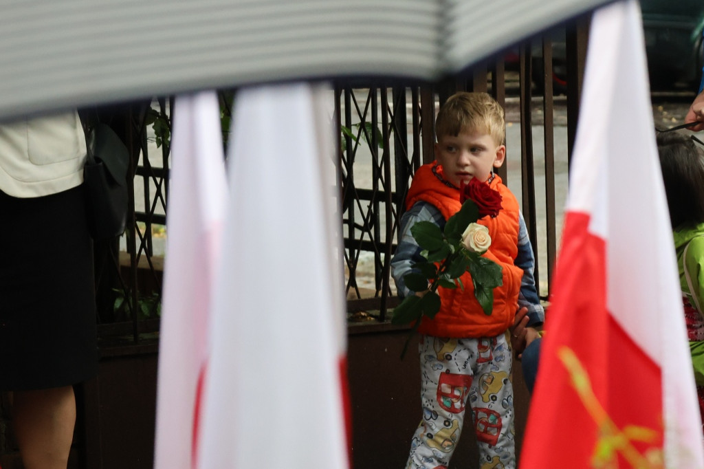 Złożenie kwiatów pod tablicą Szarych Szeregów