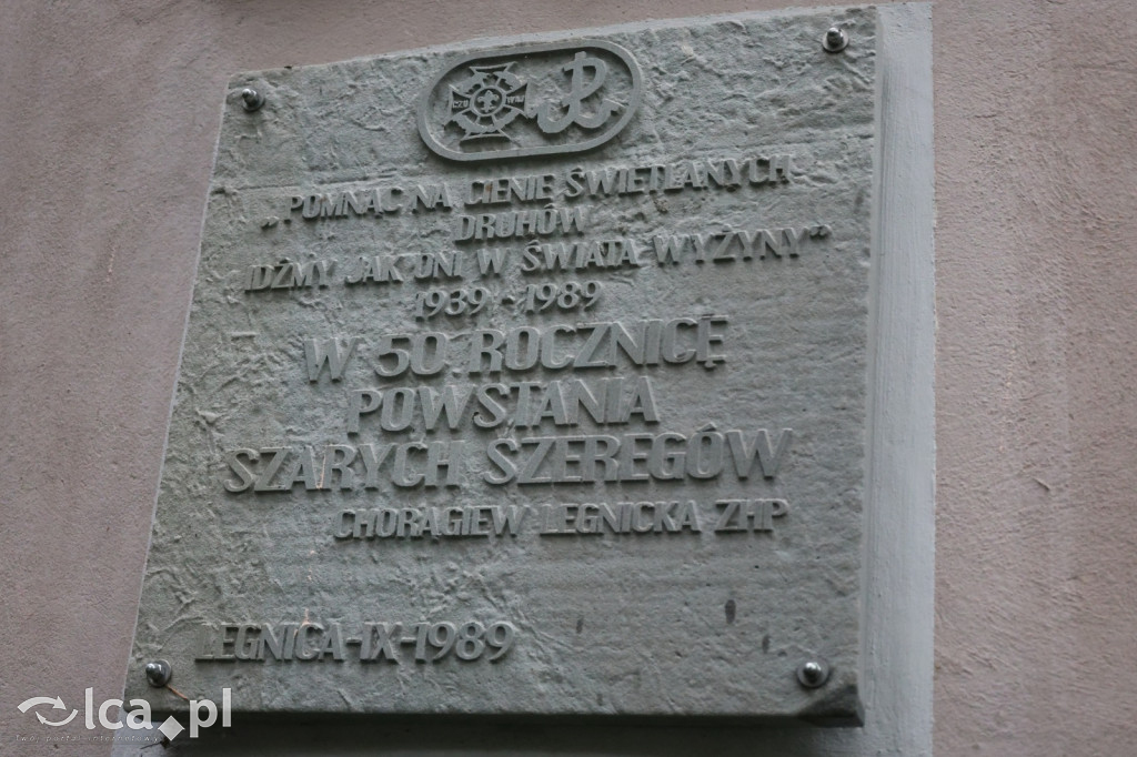 Złożenie kwiatów pod tablicą Szarych Szeregów