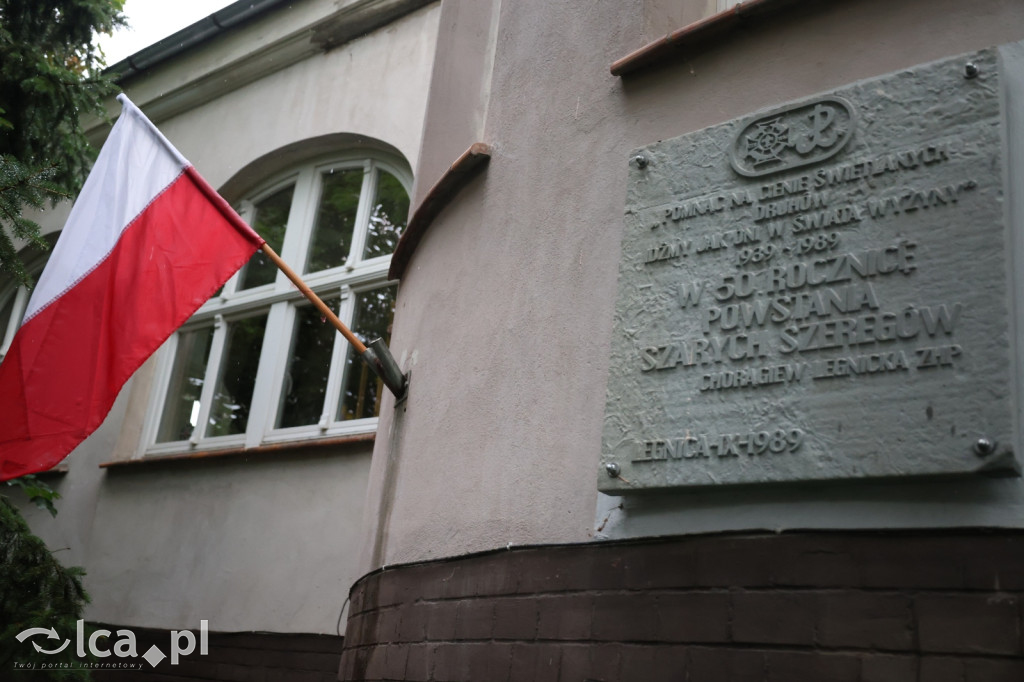 Złożenie kwiatów pod tablicą Szarych Szeregów