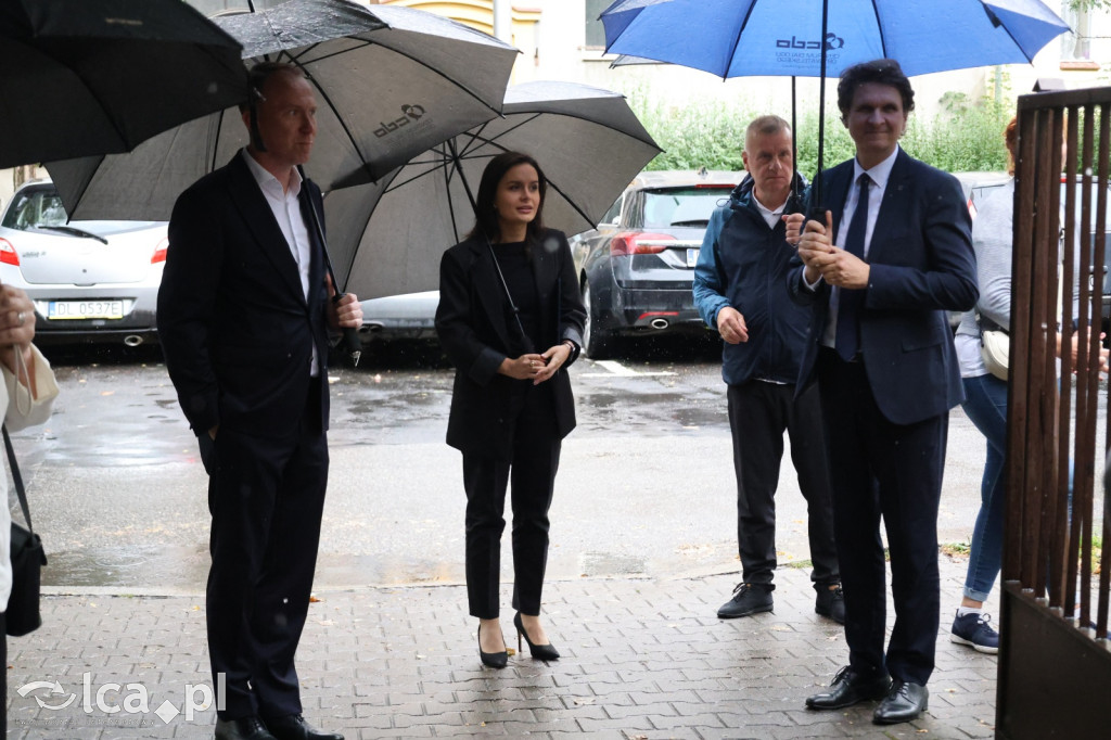 Złożenie kwiatów pod tablicą Szarych Szeregów