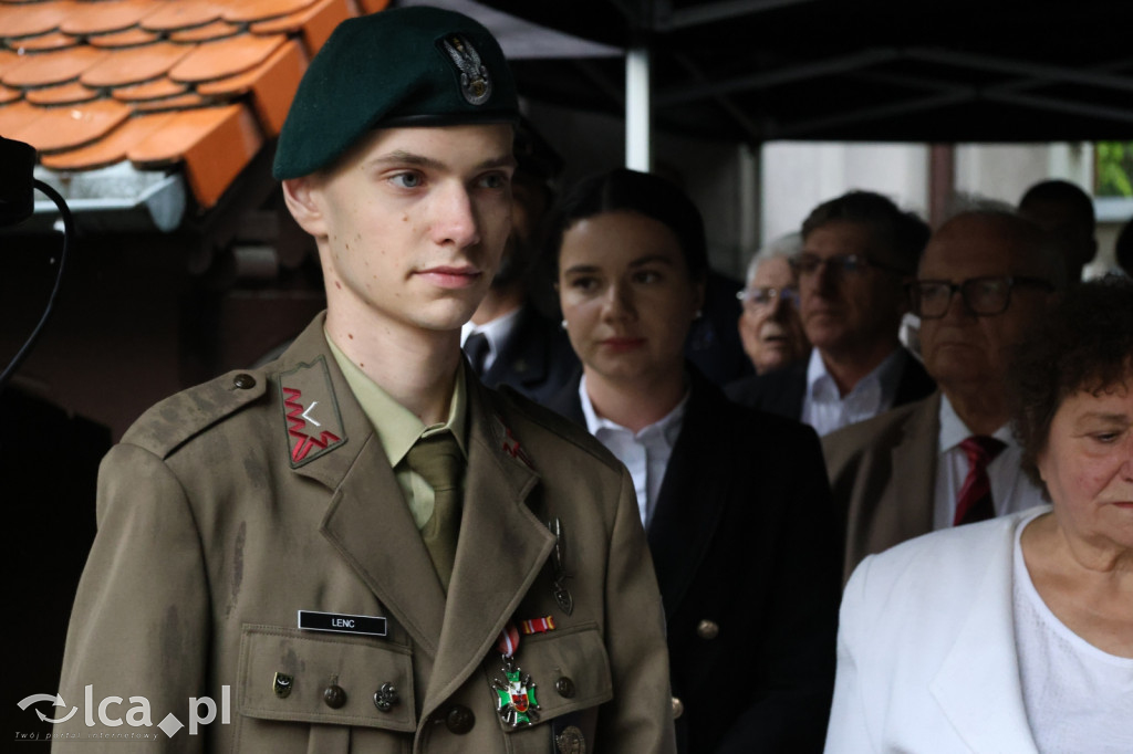 Złożenie kwiatów pod tablicą Szarych Szeregów