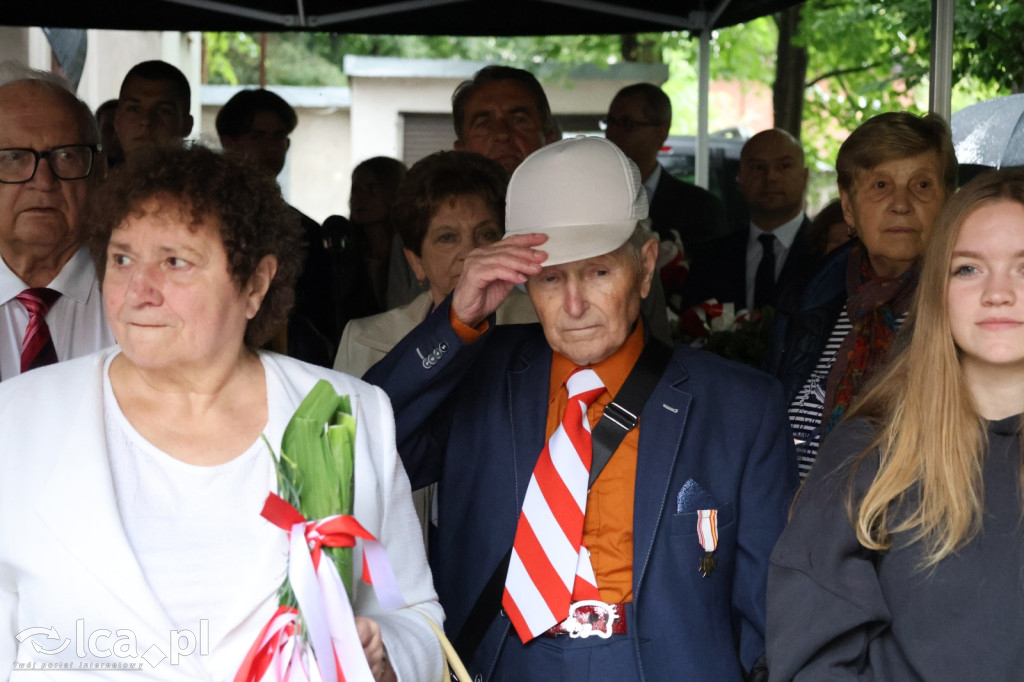 Złożenie kwiatów pod tablicą Szarych Szeregów