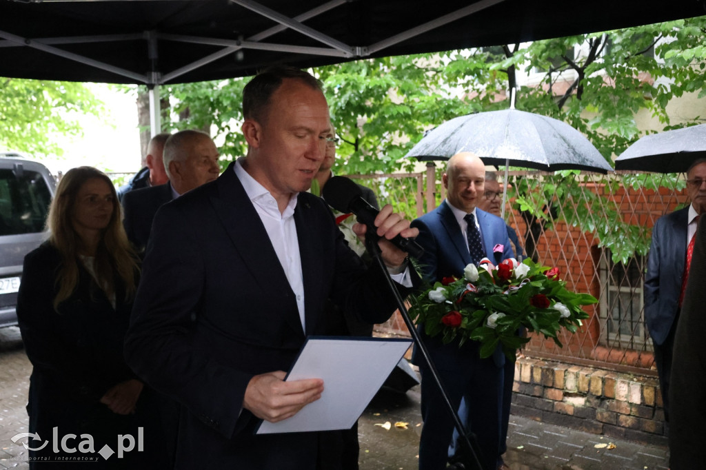 Złożenie kwiatów pod tablicą Szarych Szeregów