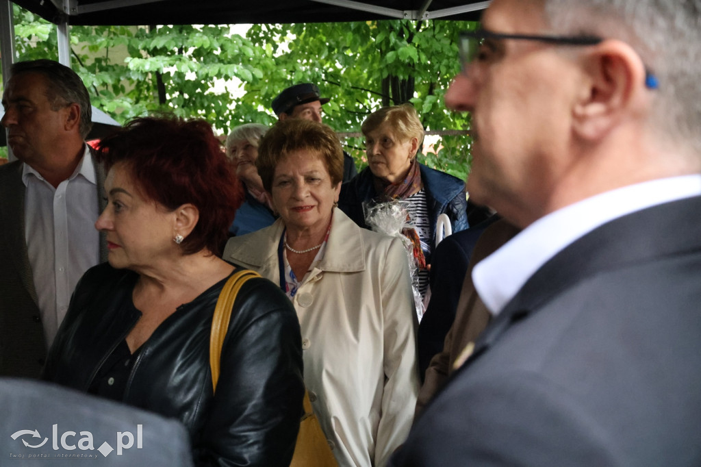 Złożenie kwiatów pod tablicą Szarych Szeregów