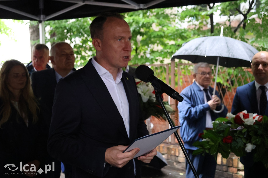 Złożenie kwiatów pod tablicą Szarych Szeregów