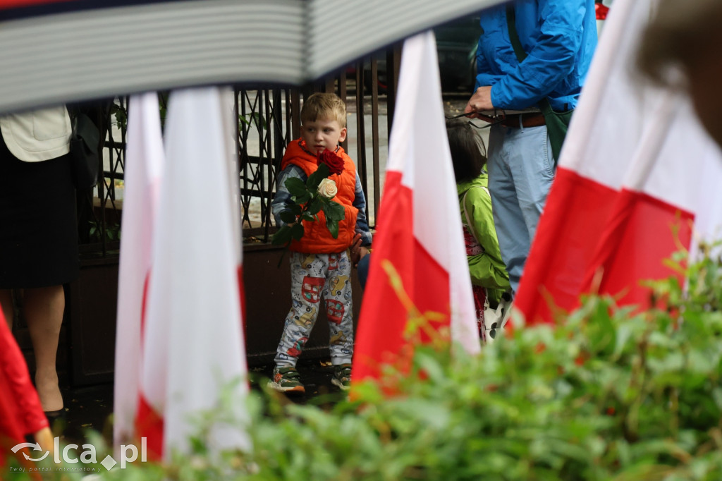Złożenie kwiatów pod tablicą Szarych Szeregów