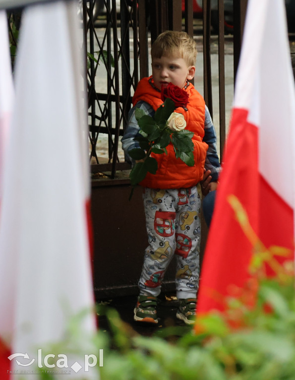 Złożenie kwiatów pod tablicą Szarych Szeregów