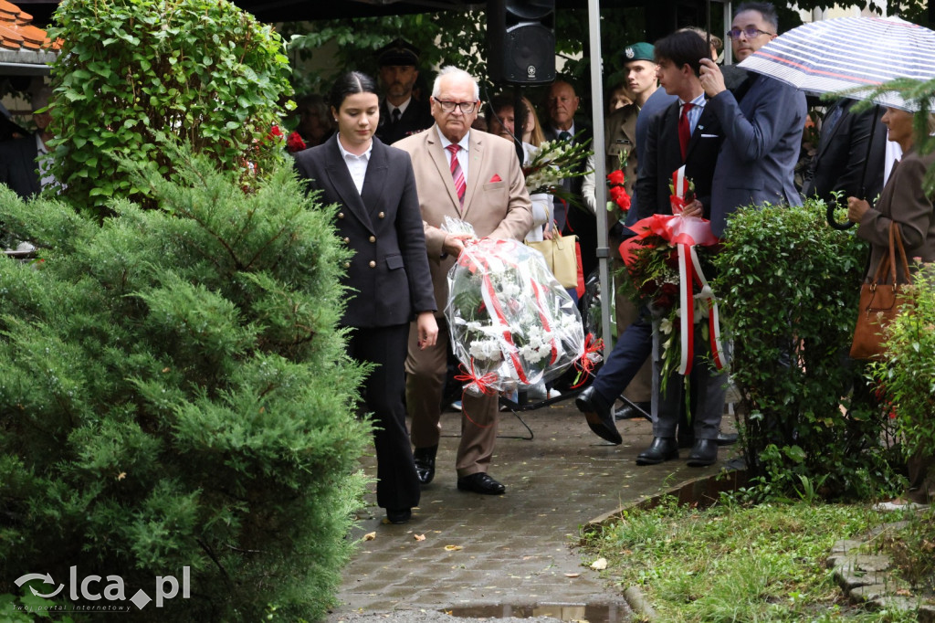 Złożenie kwiatów pod tablicą Szarych Szeregów