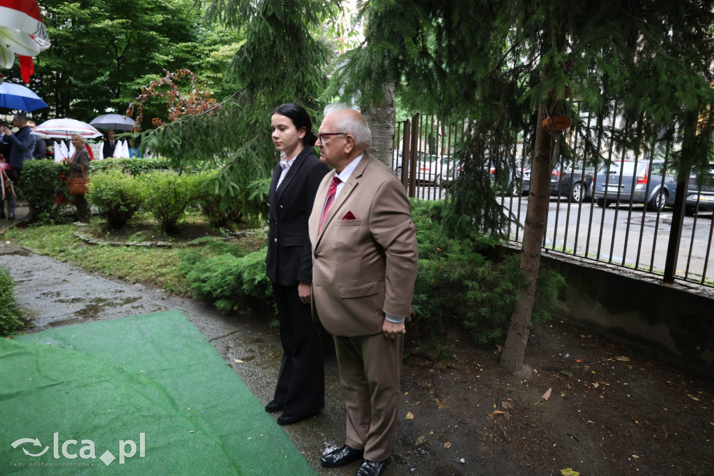 Złożenie kwiatów pod tablicą Szarych Szeregów