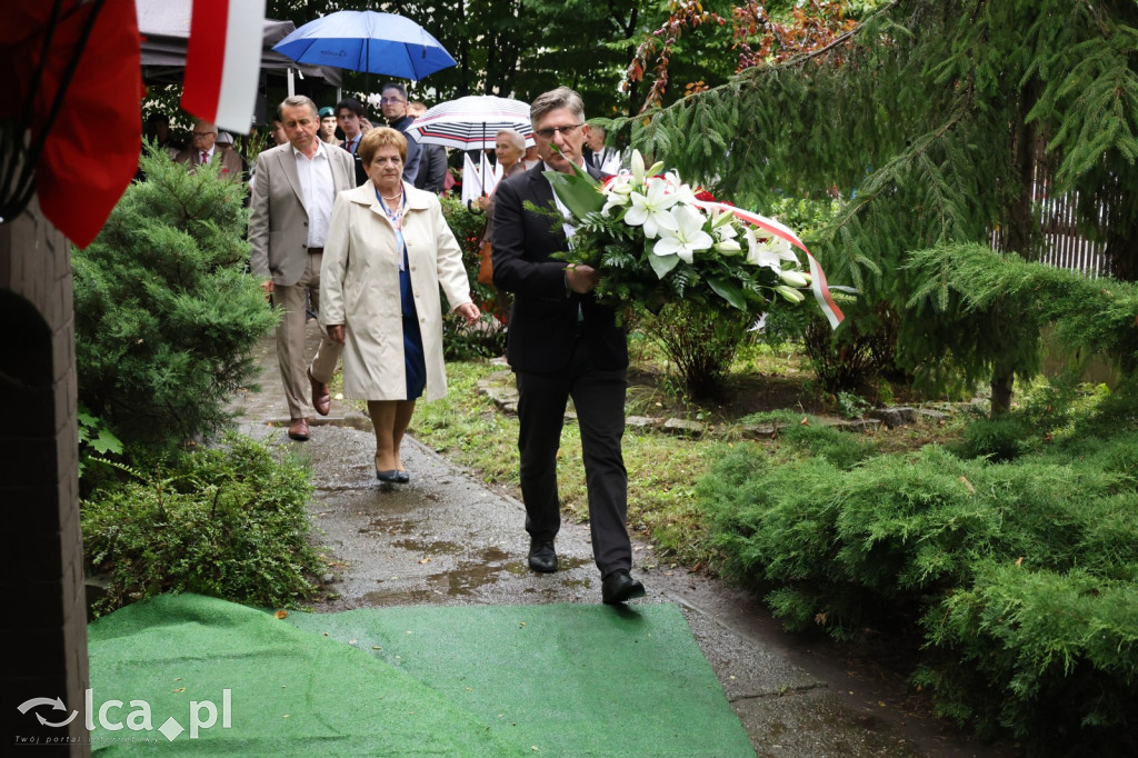 Złożenie kwiatów pod tablicą Szarych Szeregów