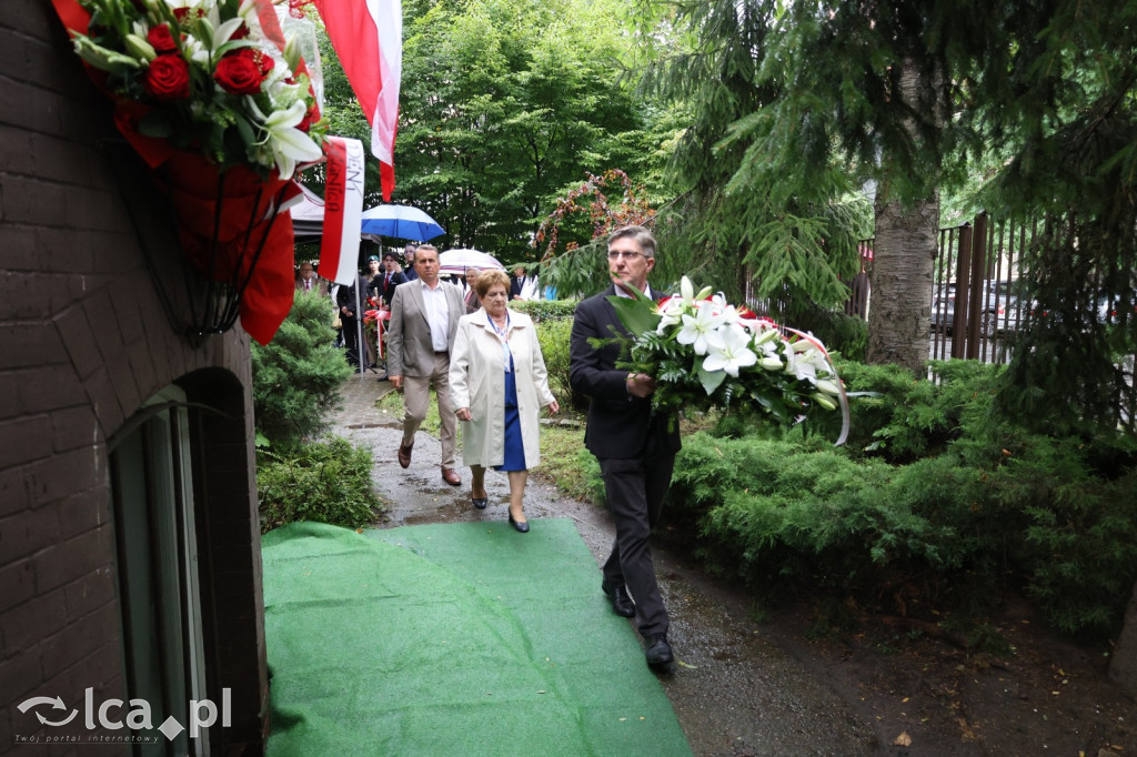 Złożenie kwiatów pod tablicą Szarych Szeregów