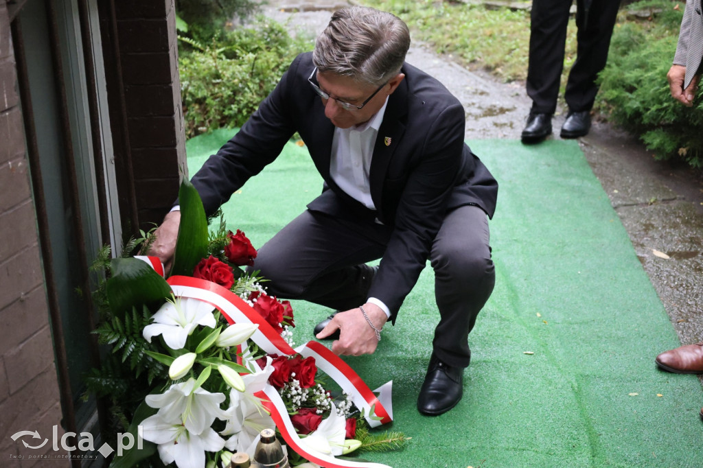 Złożenie kwiatów pod tablicą Szarych Szeregów