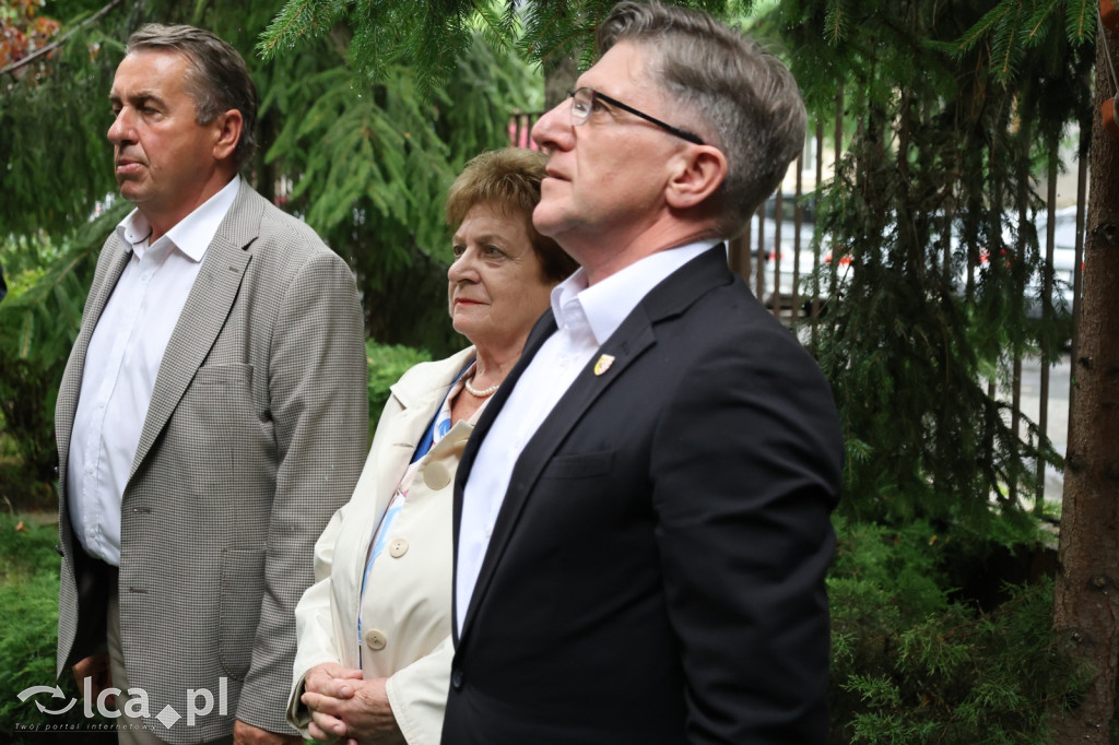 Złożenie kwiatów pod tablicą Szarych Szeregów