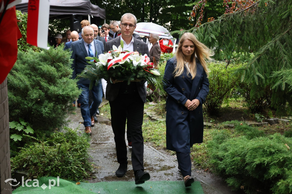 Złożenie kwiatów pod tablicą Szarych Szeregów