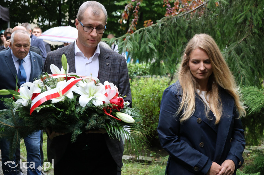 Złożenie kwiatów pod tablicą Szarych Szeregów
