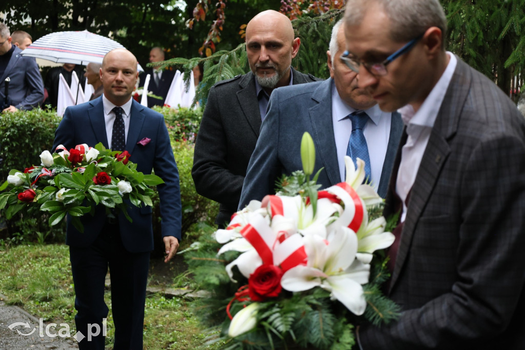 Złożenie kwiatów pod tablicą Szarych Szeregów