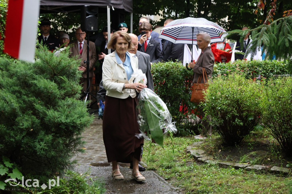 Złożenie kwiatów pod tablicą Szarych Szeregów