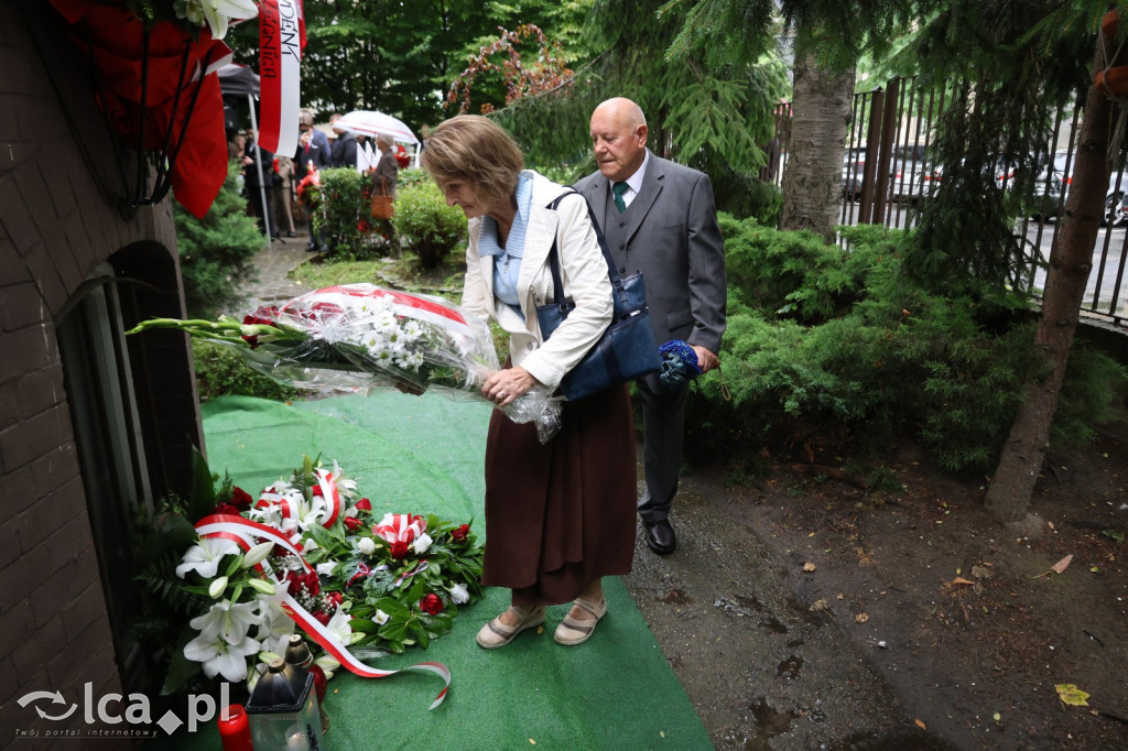 Złożenie kwiatów pod tablicą Szarych Szeregów