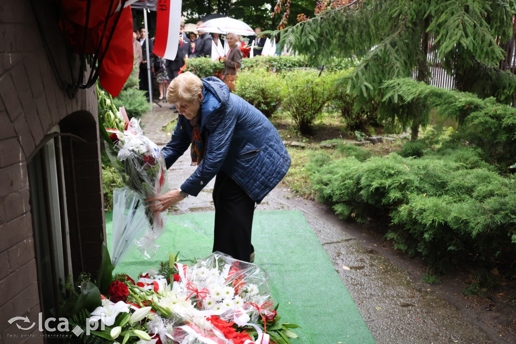 Złożenie kwiatów pod tablicą Szarych Szeregów