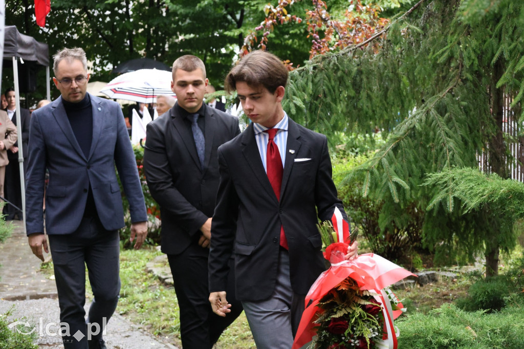 Złożenie kwiatów pod tablicą Szarych Szeregów