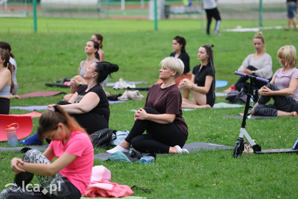 Plenerowe zajęcia jogi w parku miejskim 