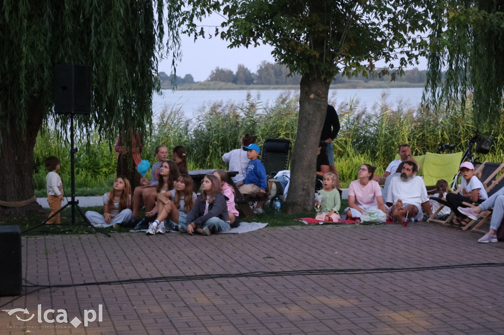 Rodzinny wieczór filmowy nad jeziorem w Kunicach