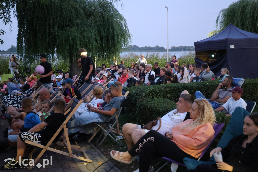 Rodzinny wieczór filmowy nad jeziorem w Kunicach