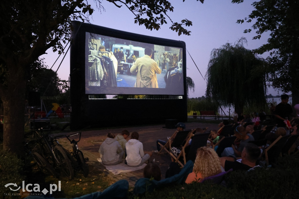 Rodzinny wieczór filmowy nad jeziorem w Kunicach