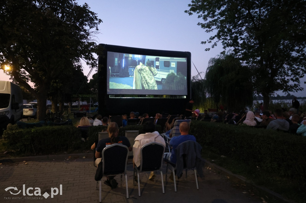 Rodzinny wieczór filmowy nad jeziorem w Kunicach