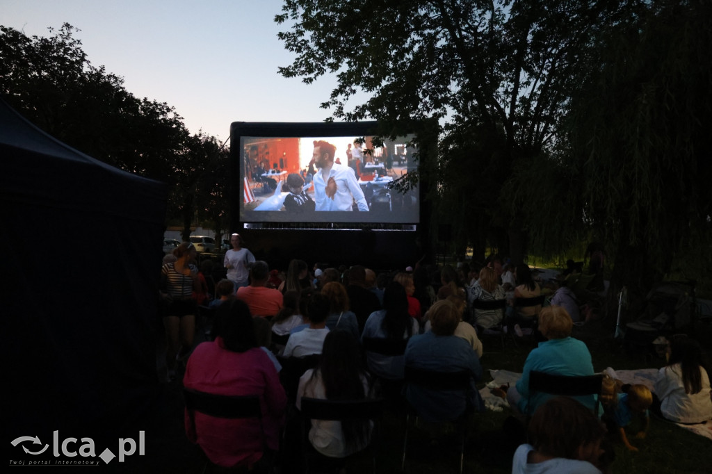 Rodzinny wieczór filmowy nad jeziorem w Kunicach