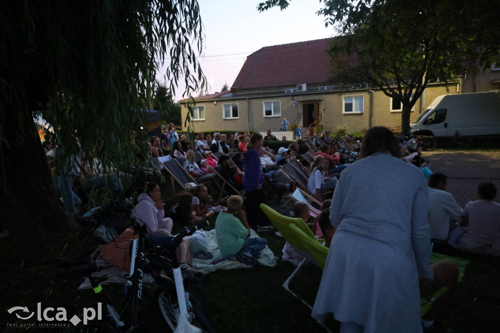 Rodzinny wieczór filmowy nad jeziorem w Kunicach