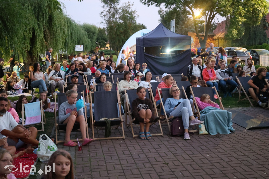 Rodzinny wieczór filmowy nad jeziorem w Kunicach
