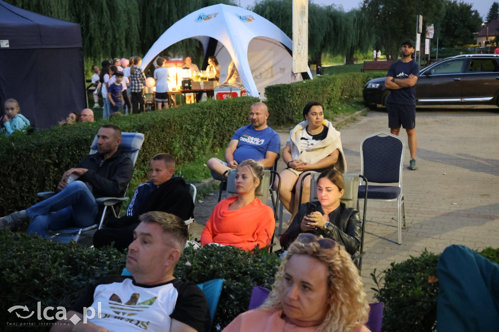 Rodzinny wieczór filmowy nad jeziorem w Kunicach