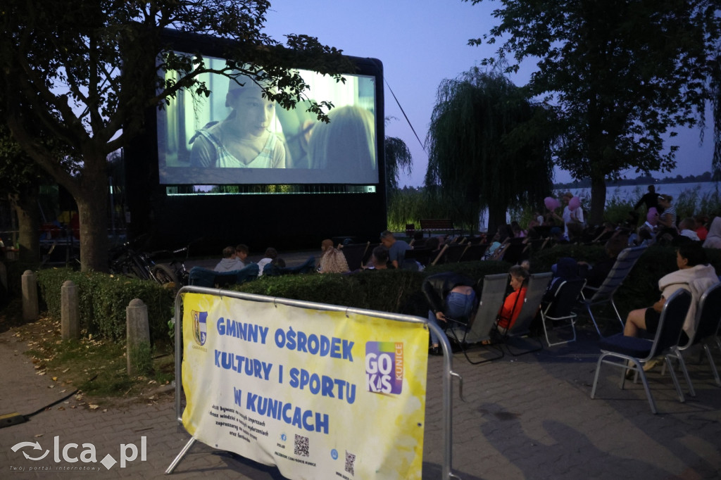Rodzinny wieczór filmowy nad jeziorem w Kunicach