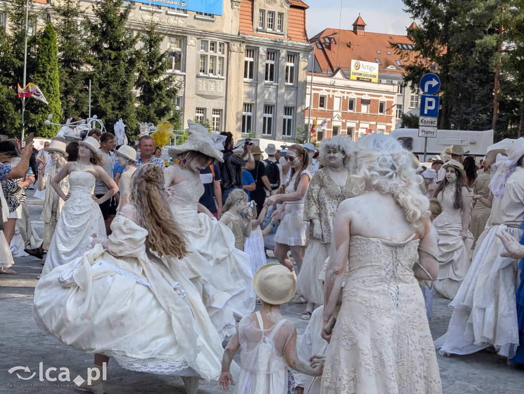 Parada Glinoludów i klimat Święta Ceramiki