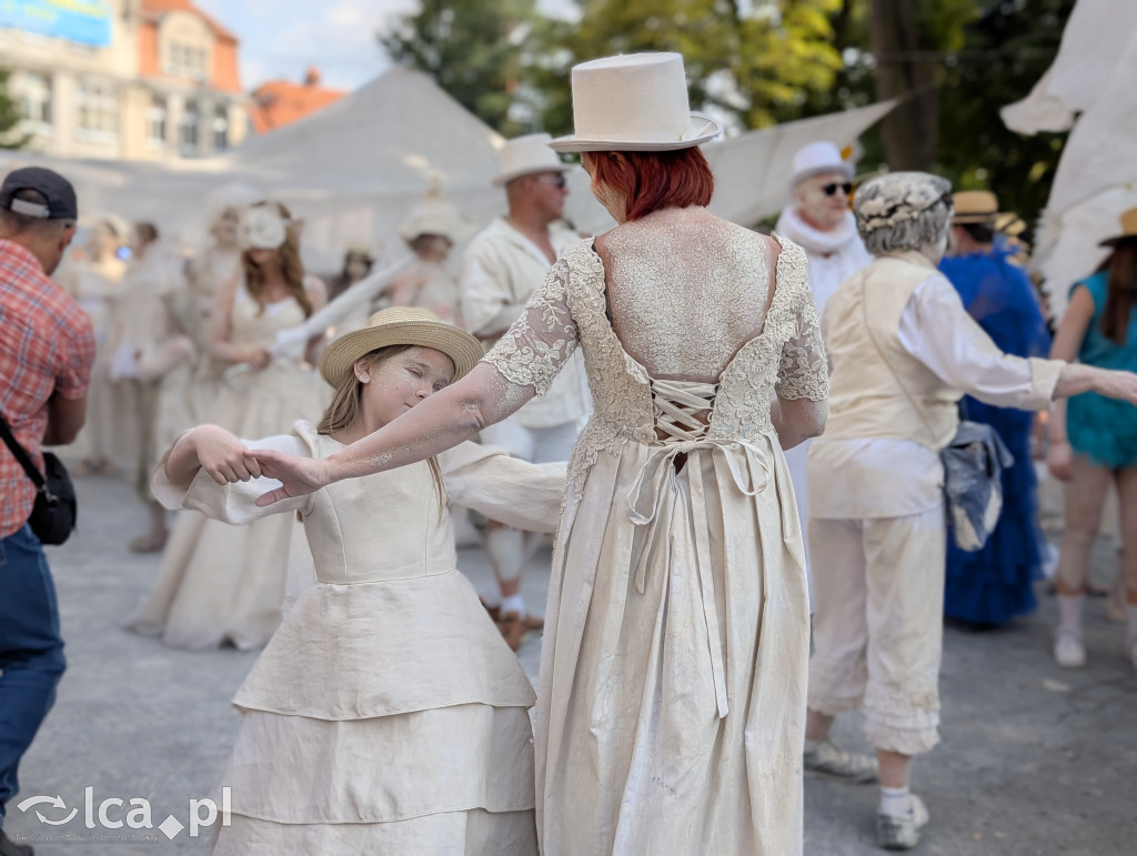 Parada Glinoludów i klimat Święta Ceramiki