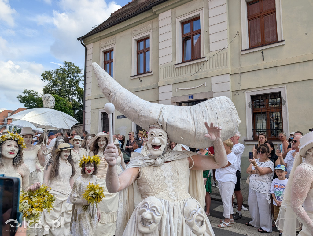 Parada Glinoludów i klimat Święta Ceramiki