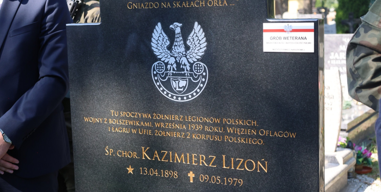 Tabliczka weterana odsłonięta na grobie