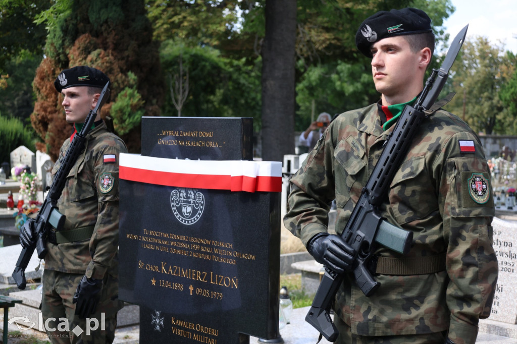 Tabliczka weterana odsłonięta na grobie