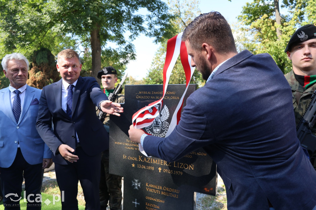 Tabliczka weterana odsłonięta na grobie
