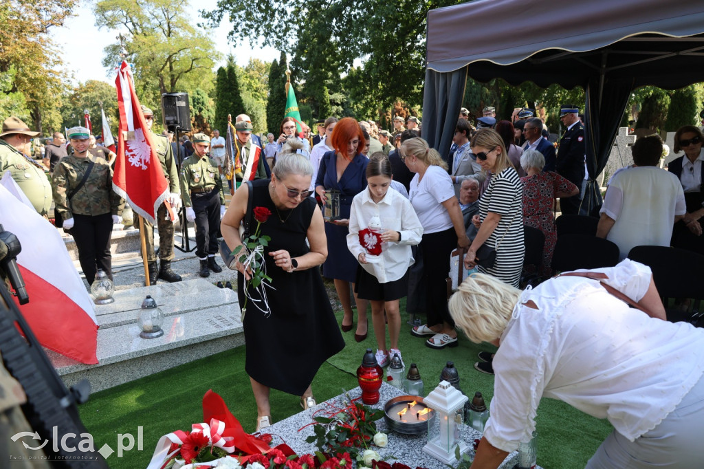 Tabliczka weterana odsłonięta na grobie
