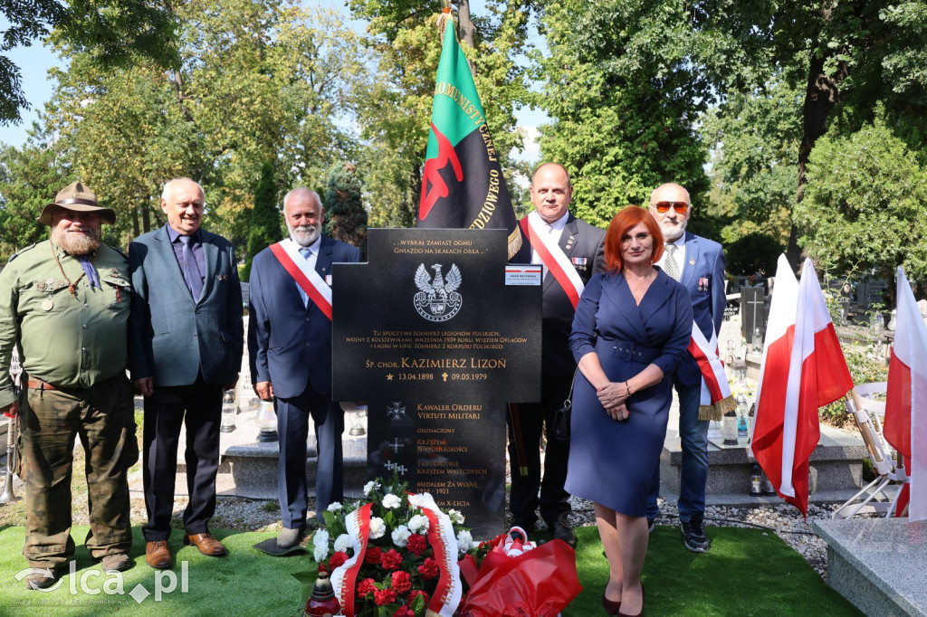 Tabliczka weterana odsłonięta na grobie
