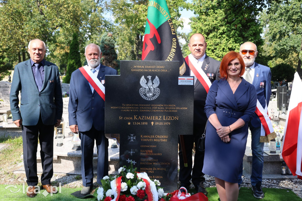 Tabliczka weterana odsłonięta na grobie