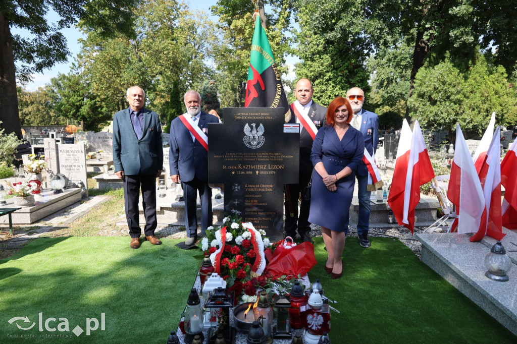 Tabliczka weterana odsłonięta na grobie