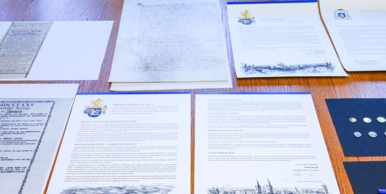 Nowa kapsuła czasu na wieży katedry w Legnicy