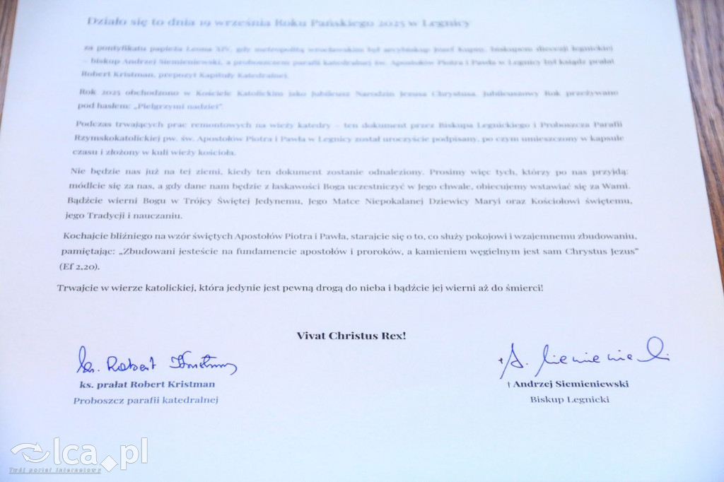 Nowa kapsuła czasu na wieży katedry w Legnicy