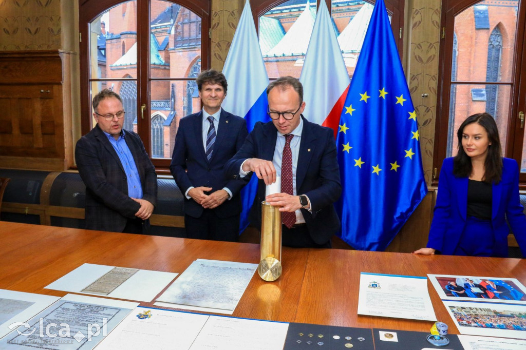 Nowa kapsuła czasu na wieży katedry w Legnicy