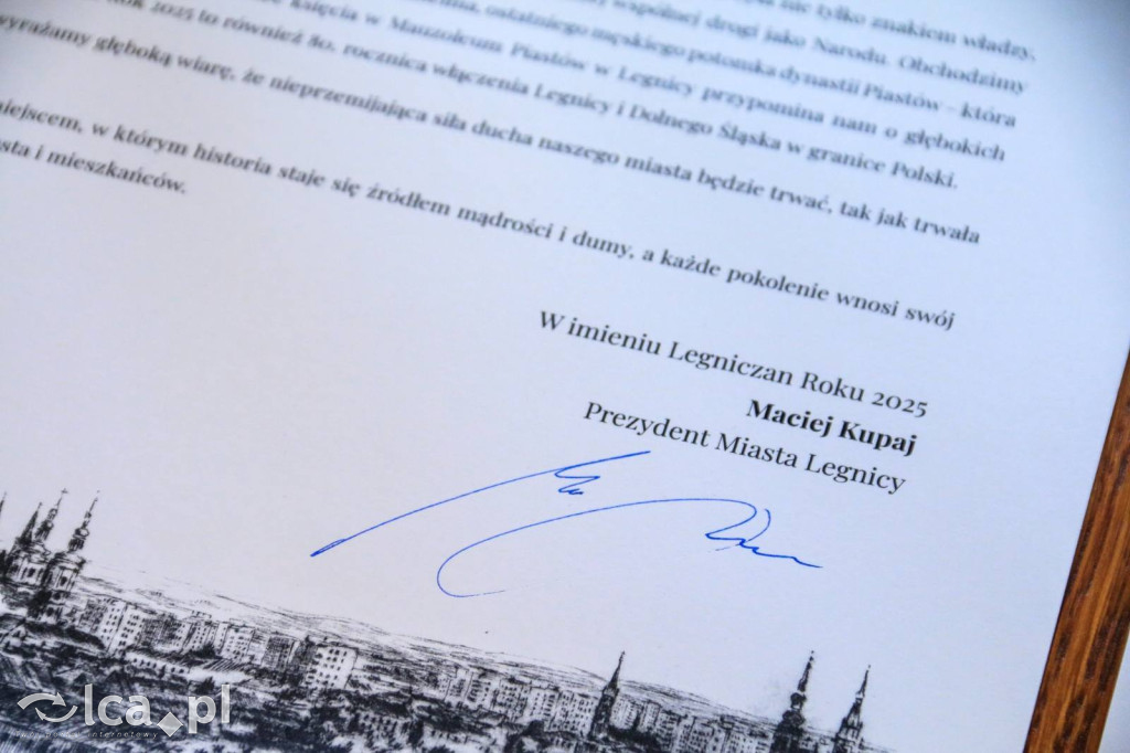 Nowa kapsuła czasu na wieży katedry w Legnicy