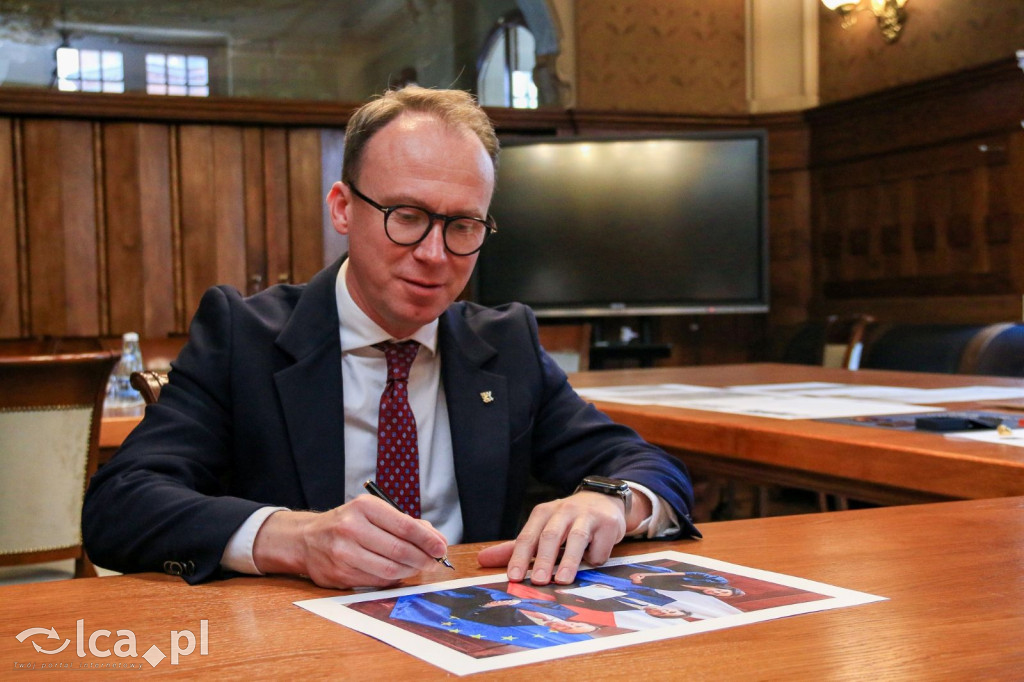 Nowa kapsuła czasu na wieży katedry w Legnicy